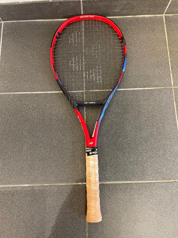 Image de Yonex - Raquette de Tennis VCore 98 Rouge disponible sur ekwip